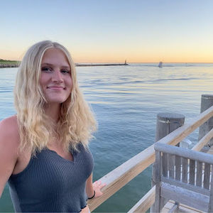 Meet your Posher, Chloe